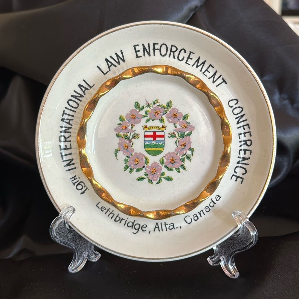 💜 collector Hycroft ashtray 22k gold trimmed 19th Law Enforcement Conf. AB